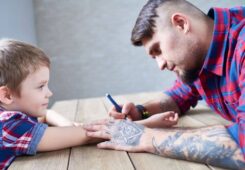 Falske tatoveringer: Lav din egen tattoo som gave